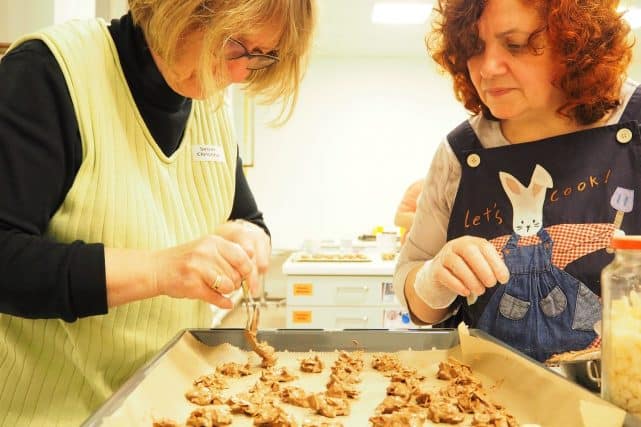 Richtige Platzierung der Masse Die Kursleiterin hilft beim richtigen Platzieren